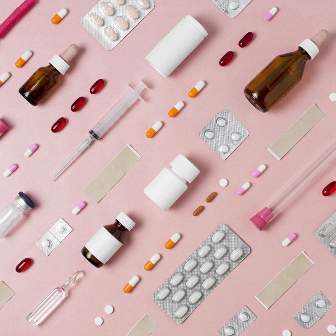 Eine Wissenschaftlerin und ein Wissenschaftler arbeiten hinter einer Glasfassade und mischen Chemikalien mit Großgeräten.