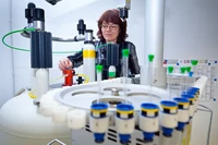 Bestueckung des Bruker.jpg