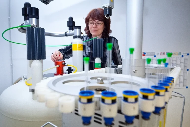 Bestueckung des Bruker.jpg