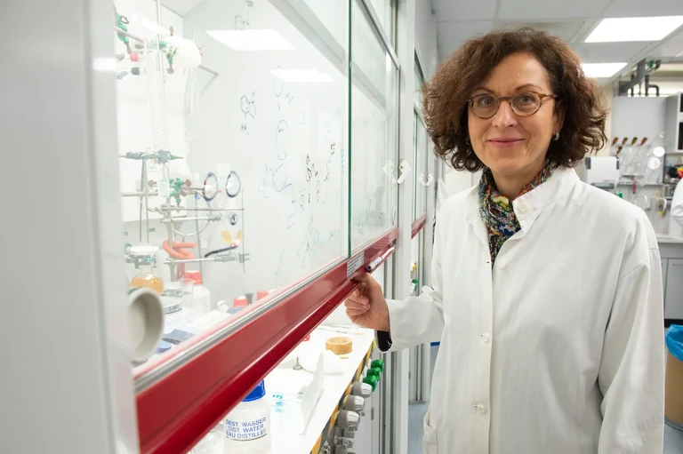 Prof. Dr. Christa E. Müller im Labor