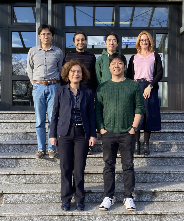 Das Team aus Virologen und Medizinischen ChemikerInnen, die in dem geförderten Projekt kooperieren Das Team aus Virologen und Medizinischen ChemikerInnen, die in dem geförderten Projekt kooperieren